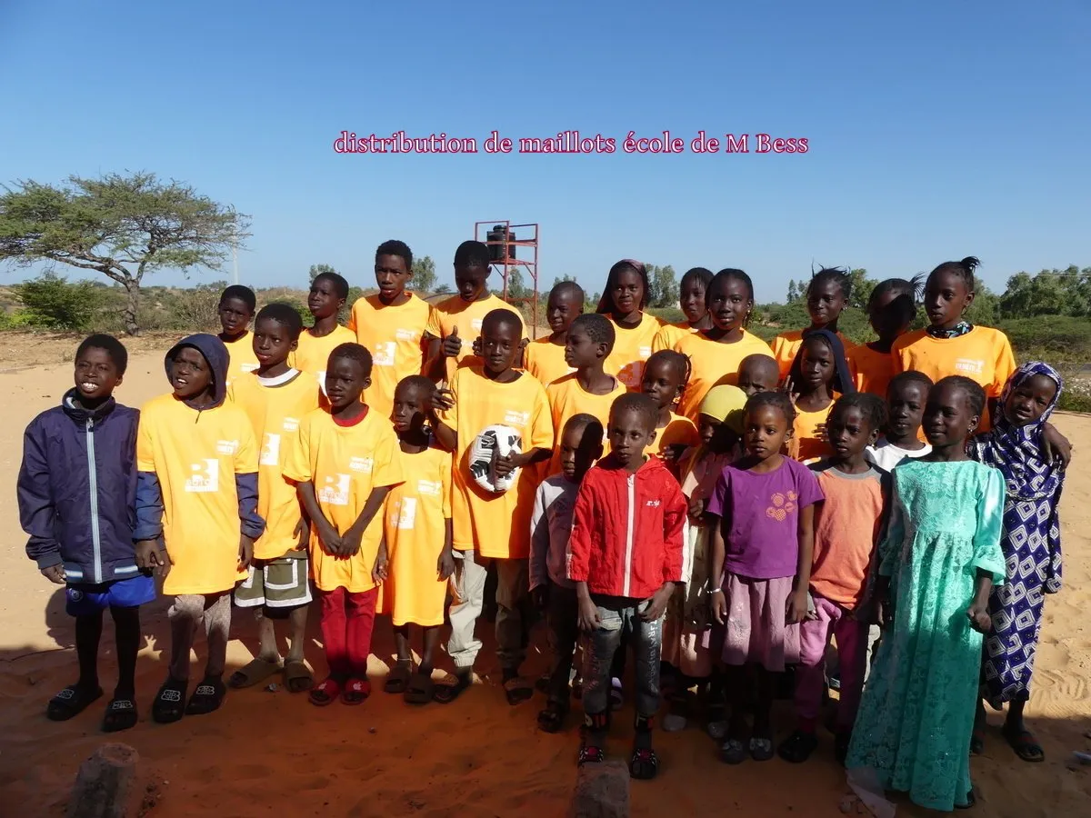 Distribution de matériel à l'école